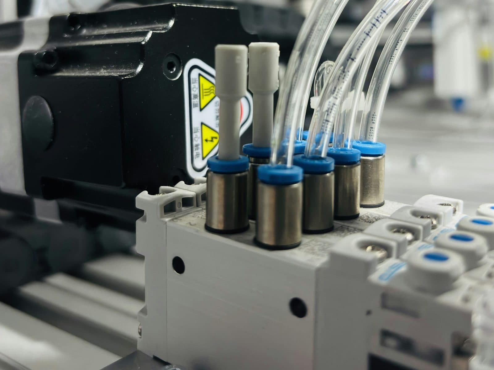 Pneumatic valve block with push-in fittings and clear air tubes
